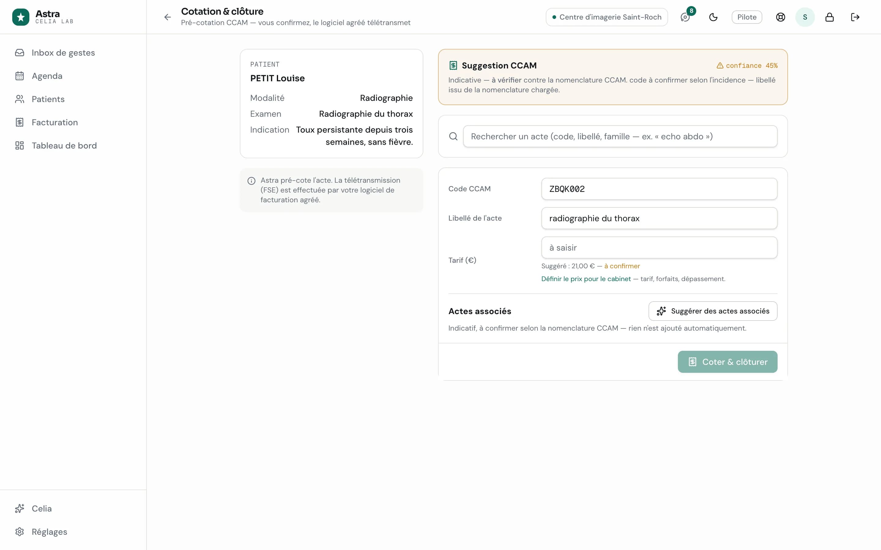Écran Cotation et clôture d'Astra : suggestion CCAM ZBQK002 (radiographie du thorax) avec son indice de confiance, tarif à confirmer par la secrétaire.