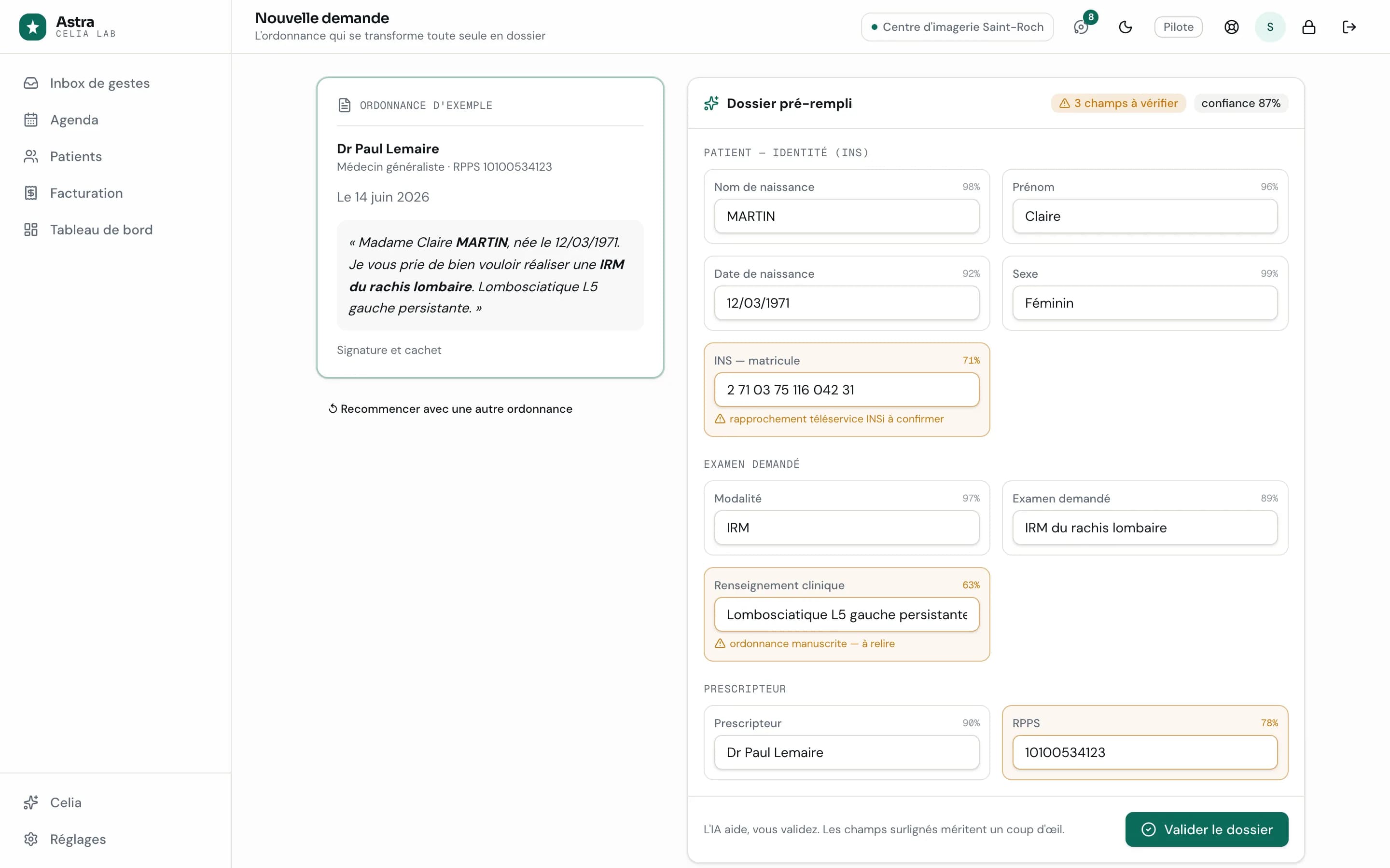 Nouvelle demande dans Astra : l'ordonnance d'exemple à gauche, le dossier pré-rempli à droite par l'extraction d'exemple fournie avec l'app, avec un score de confiance par champ ; l'INS, le renseignement clinique et le RPPS sont signalés à vérifier.