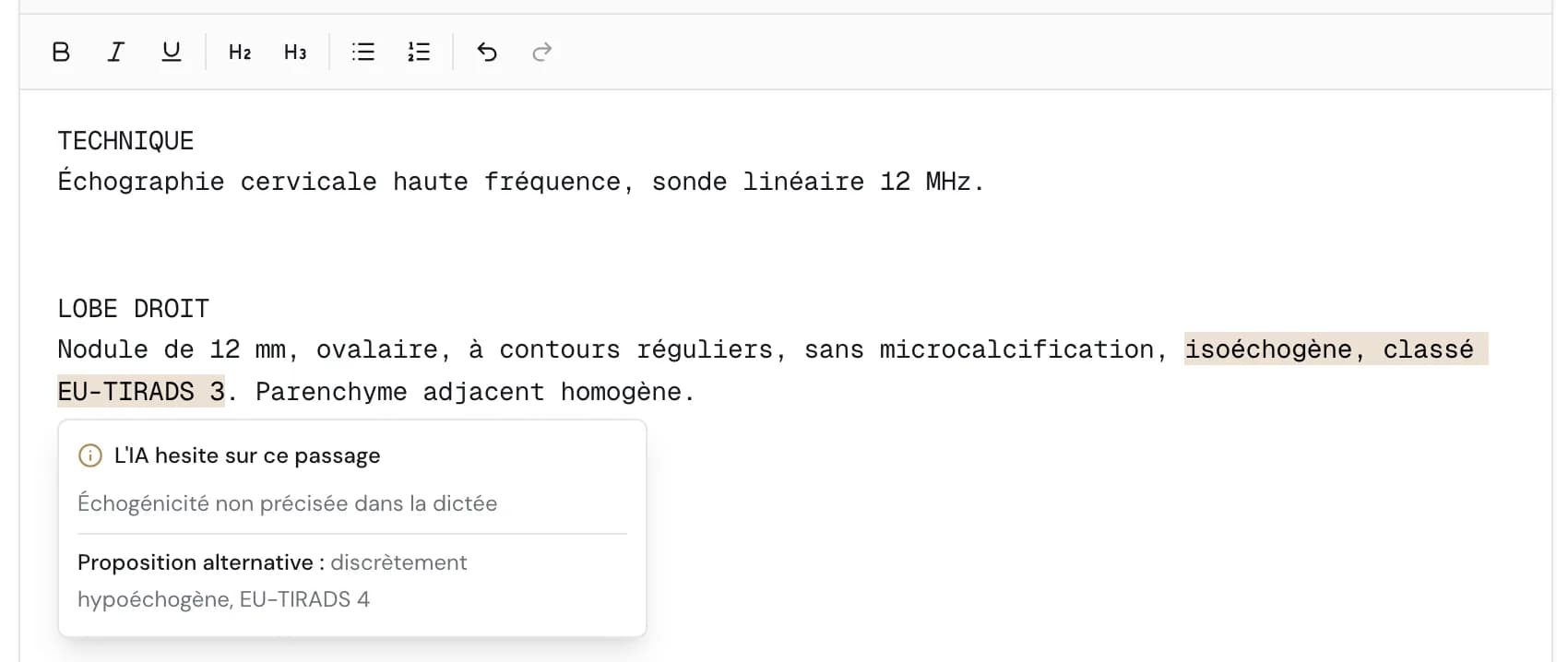 Détail de l'éditeur : le passage « isoéchogène, classé EU-TIRADS 3 » est surligné par un marqueur des données de démonstration ; une bulle donne la raison du doute (échogénicité non précisée dans la dictée) et propose une alternative.